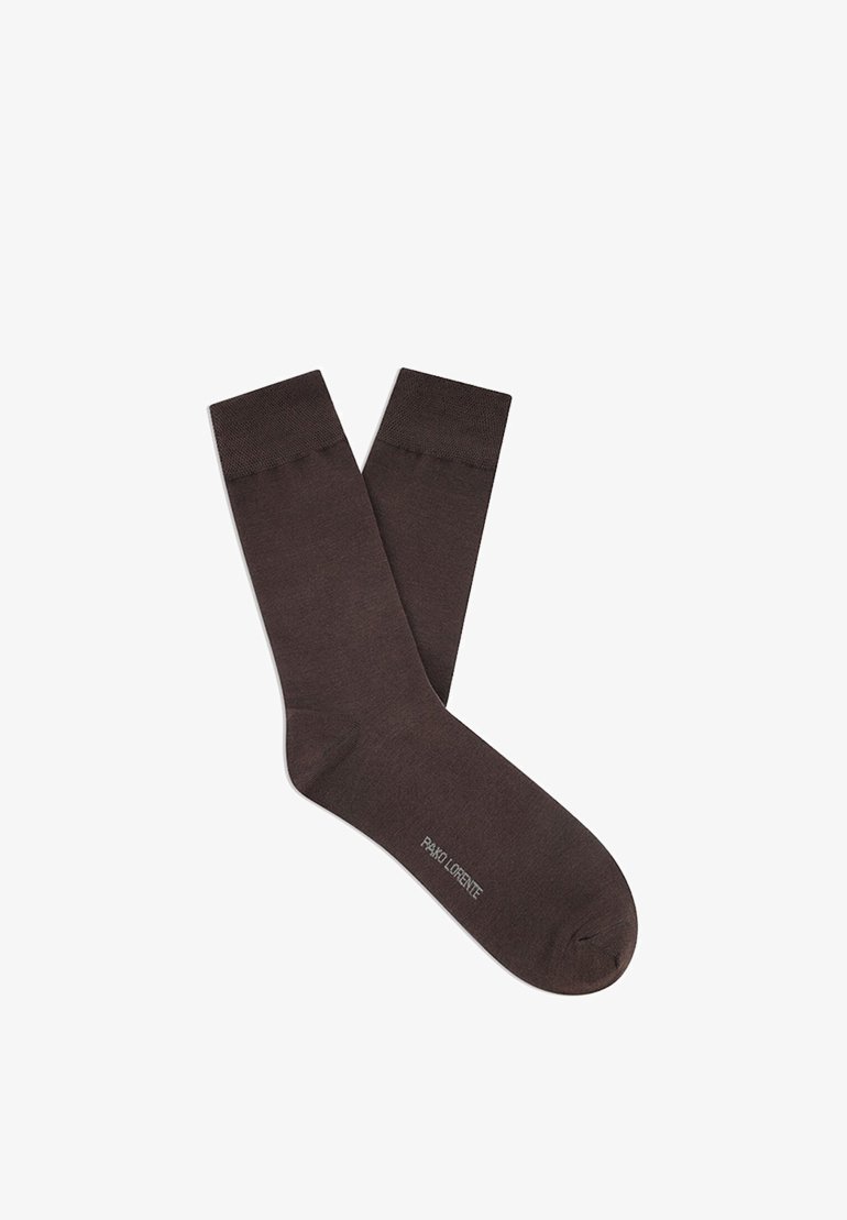 Para gładkich ciemnobrązowych skarpetek sięgających do połowy łydki z wzmocnionymi mankietami i napisem "PAKO LORENTE" w okolicy palców na białym tle.