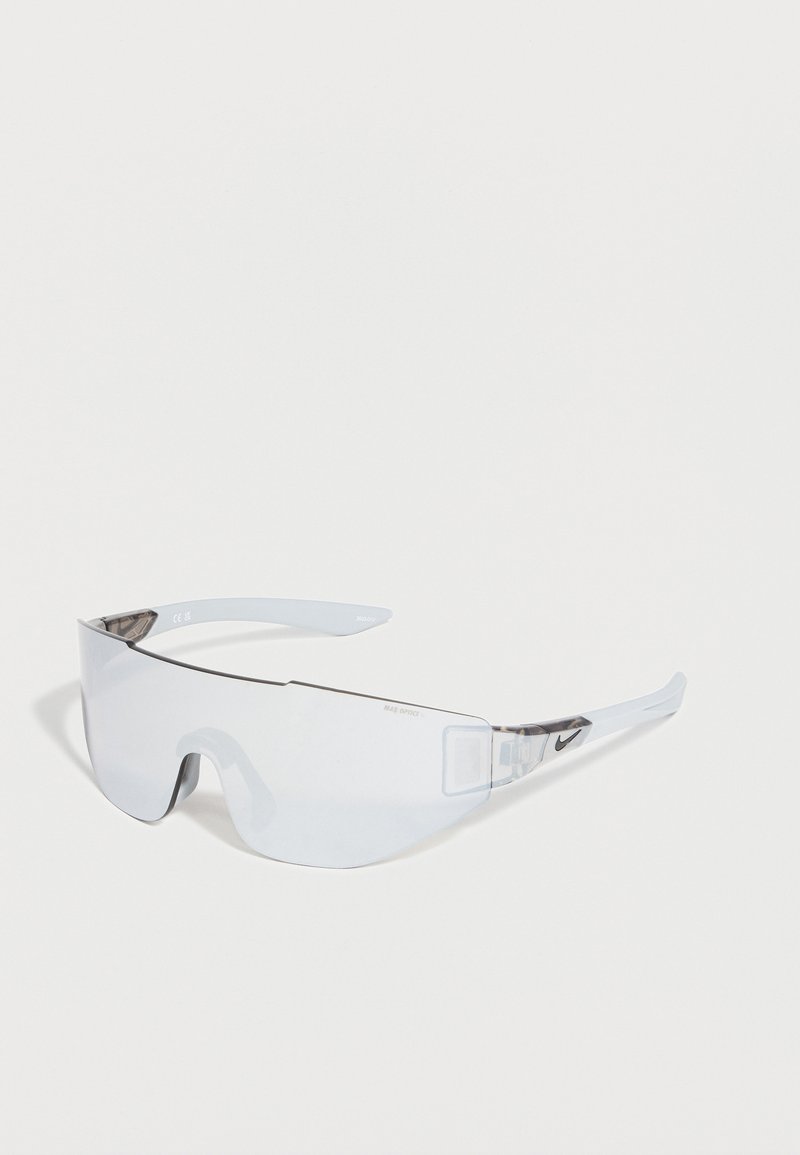 Διάφανα αθλητικά γυαλιά ηλίου τύπου wraparound με μία συνεχόμενη φακό και λευκά πλαϊνά με μικρό μαύρο λογότυπο στη πλευρά.