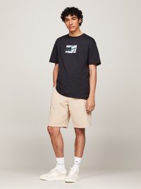 Tommy Jeans STREET FLAG TEE UNISEX - Triko s potiskem - black