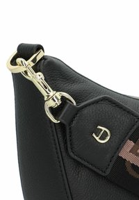 Bolso de mano de cuero negro con un cierre de metal dorado, superficie texturizada, acento de logotipo y correa de tela trenzada en tonos marrones y rosas.