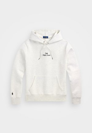 Gaiši pelēka kapuce, izgatavota no mīkstas auduma, ar priekšējo kabatu, auklu kapuci un izšūtu "Polo Ralph Lauren" logo uz krūtīm.