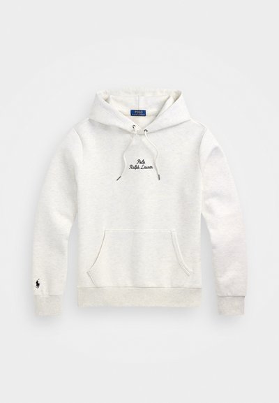 Világosszürke kapucnis pulóver, puha anyagból, elülső zsebbel, húzózsinóros kapucnival és hímzett "Polo Ralph Lauren" logóval a mellkasán.