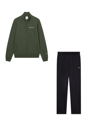 Oliwkowy rozpinany sweter z kieszeniami bocznymi i logo. Czarna para spodni dresowych z elastycznym pasem i logo na udzie. Miękka tkanina.
