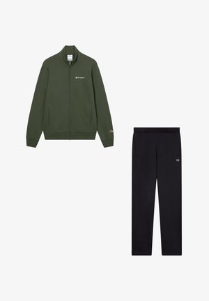 Oliwkowy rozpinany sweter z kieszeniami bocznymi i logo. Czarna para spodni dresowych z elastycznym pasem i logo na udzie. Miękka tkanina.
