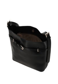 Zwarte leren handtas met een gladde textuur, voorzien van een bovenste sluiting, een verstelbare band en een zilverkleurige gesp.