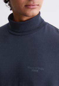 Marc O'Polo DENIM TURTLE NECK RELAXED FIT - Hosszú ujjú felső - true navy