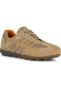 Béžová sportovní bota se svrchní částí z nubuku a síťoviny, s bočními výřezy, polstrovaným límcem a gumovou podrážkou s obliněnými výstupky pro lepší trakci.