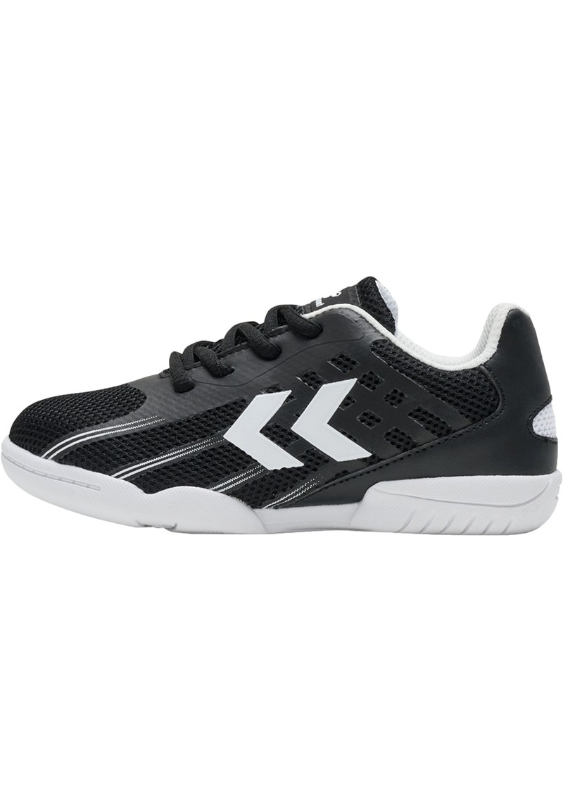 Schwarzer Sportschuh mit Mesh-Obermaterial, weißen Akzenten, geschwungenem Design, Schnürsenkeln und strukturiertem Sohlenprofil. Verfügt über drei weiße Streifen an der Seite.