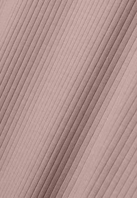 Prešovaný materiál v jemnej ružovej farbe, ktorý predvádza vertikálnu ryhovanú štruktúru. Materiál sa zdá byť ľahký, so hladkým povrchom a jemným leskom.
