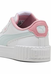 Vit lädersneaker med mintgröna accenter och en rosa hälflik. Har en texturerad sula och logodetalj på hälen.