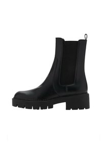 Botine Chelsea din piele neagră, cu talpă robustă, panou elastic pe lateral și curea de prindere la spate.