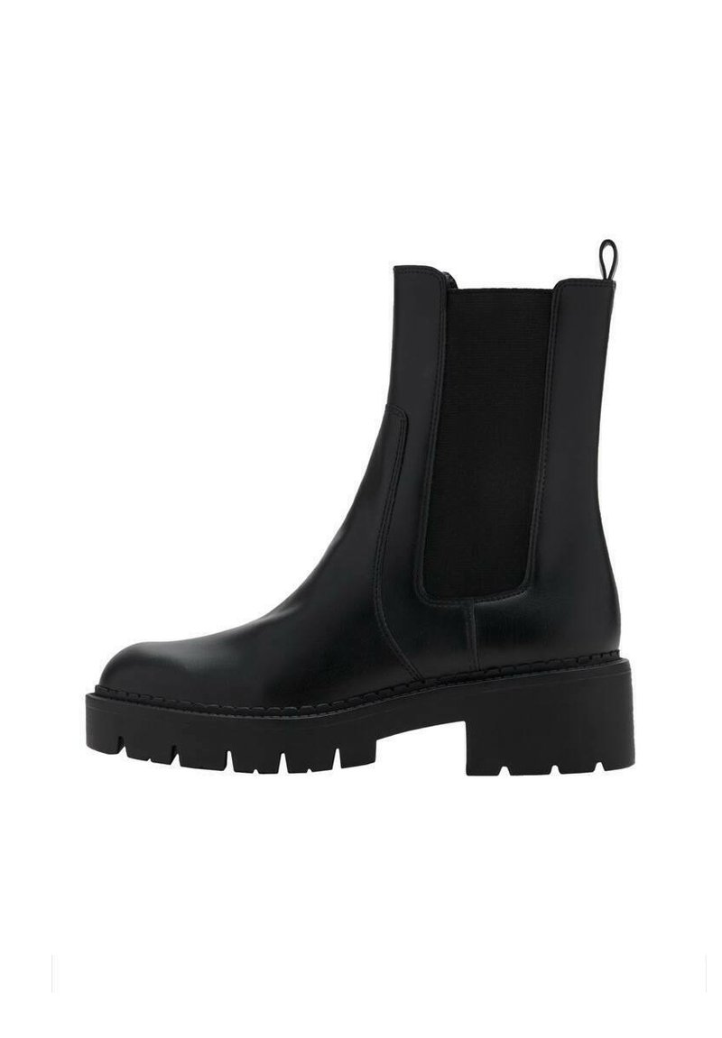 Botine Chelsea din piele neagră, cu talpă robustă, panou elastic pe lateral și curea de prindere la spate.