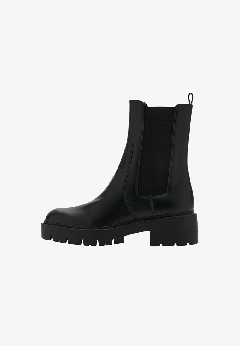 Botine Chelsea din piele neagră, cu talpă robustă, panou elastic pe lateral și curea de prindere la spate.