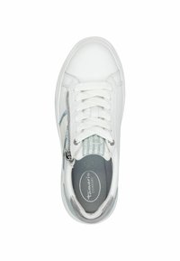 Sneaker bianco con tomaia in pelle liscia, accenti grigi, lacci piatti e una cerniera laterale. Linguetta testurizzata con logo.
