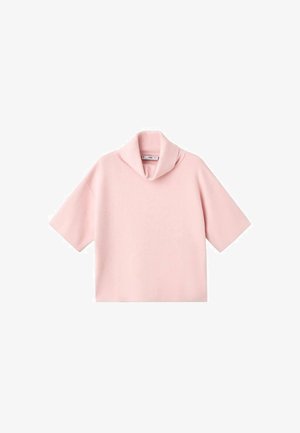 Krátky ružový top s krátkymi rukávmi a vysokým, preloženým golierom. Tkanina sa zdá byť hladká a jemná, čo vytvára uvoľnený strih.