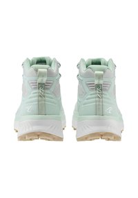 Scarpe da trekking alte di colore verde menta chiaro. Presentano una tomaia testurizzata, occhielli rinforzati e una suola in gomma con un motivo di battistrada distintivo.