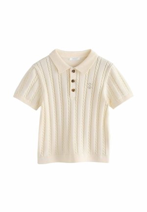 Cremefarbenes Kurzarm-Poloshirt mit strukturiertem Zopfmuster, drei braunen Knöpfen und einem kleinen gestickten Logo auf der Brust.