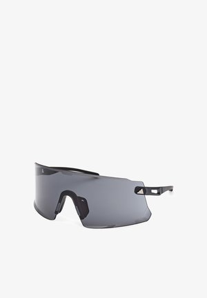Gafas de sol con grandes lentes oscuros en forma curva de color gris oscuro, montura de plástico negro, con acentos troquelados en las patillas para ventilación y comodidad.