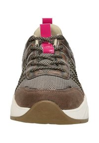 Vetersneaker met een geweven grijze mesh bovenkant, bruine suède accenten en een roze hiel/tab. Voorzien van gestructureerde zolen en een comfortabele ontwerp.
