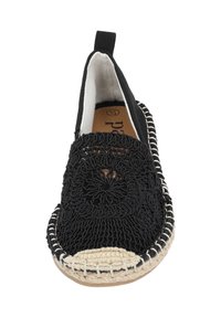 Espadrilles de crochet negro con un patrón redondo en la parte delantera, laterales elásticos y una suela de yute natural con un detalle de costura en contraste.