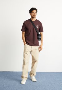 adidas Originals TEE - T-shirt estampada - shadow brown