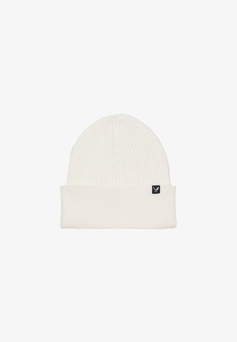 Bonnet blanc en tricot avec une texture côtelée et un revers plié. Présente une petite étiquette noire avec un logo à l'avant.