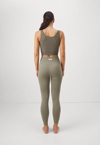 Björn Borg STUDIO SEAMLESS - Leggingek - vetiver