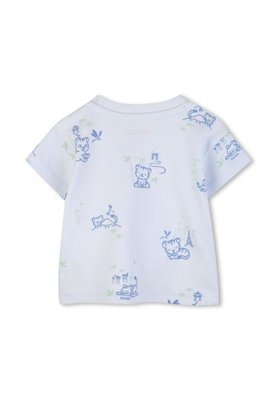 T-shirt blanc pour tout-petit avec des illustrations de tigreau bleu, du bambou vert et de petits monuments architecturaux imprimés partout.