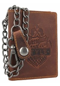 Bruine leren portemonnee met een reliëf logo, oranje stiksels en een grijze metalen kettingbevestiging. Voorzien van een drukknoopsluiting en een sleutelhangertjesclip.