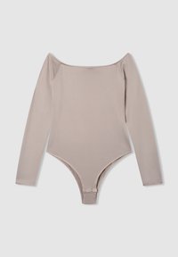 Długi rękaw bodysuit w jasnym beżu, wykonany z gładkiego materiału, posiada dekolt odsłaniający ramiona oraz zapięcie na zatrzask u dołu.