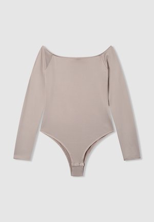 Body a maniche lunghe in beige chiaro, realizzato in tessuto morbido, presenta un design off-shoulder e chiusura a scatto nella parte inferiore.