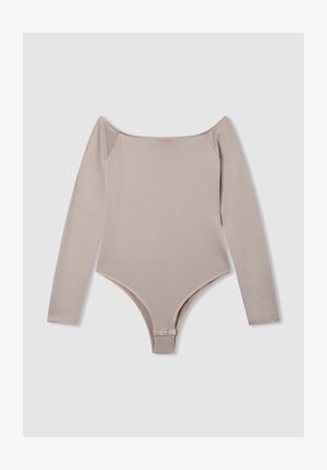 Body a maniche lunghe in beige chiaro, realizzato in tessuto morbido, presenta un design off-shoulder e chiusura a scatto nella parte inferiore.