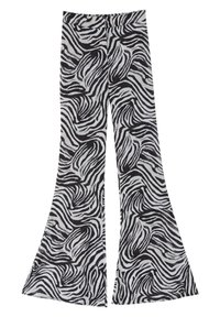 Zebrapatroon flare-pantalon in zwart-wit met een gladde textuur en wijde benen, voorzien van een aansluitende tailleband.