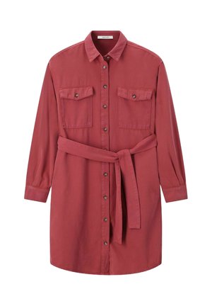 Robe chemise rouge avec boutonnage sur le devant, deux poches poitrine et ceinture à la taille. Manches longues avec poignets boutonnés. Matière en coton.