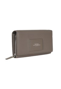 Portefeuille en cuir gris avec fermeture éclair, présentant un patch logo rectangulaire et des accents de couture pour une texture ajoutée. Design compact et rectangulaire.