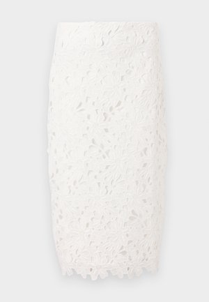 Biela čipkovaná ceruzková sukňa s kvetinovými vzormi, priliehavým strihom a vlnkovým lemom pre pridaný detail. Vyrobená z jemného čipkového materiálu.