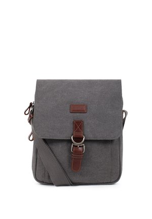 Sac messager en tissu gris avec bandoulière réglable et fermeture à boucle en cuir marron sur le rabat avant.