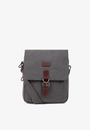 Sac messager en tissu gris avec bandoulière réglable et fermeture à boucle en cuir marron sur le rabat avant.