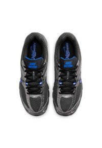 Nike-sneakers med svart meshtyg, blå accenter, texturerad sula och snörningsdesign, med en stödjande struktur och luftflödesmönster.