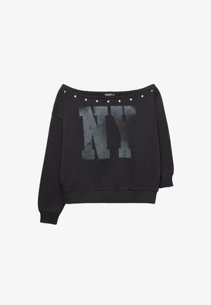 Sweat-shirt noir à épaules dénudées avec un grand motif "NY", des clous argentés le long de l'encolure, et des poignets et ourlet côtelés.