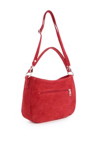 Sac à main en daim rouge avec bandoulière réglable et poche extérieure zippée sur fond blanc uni.