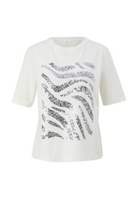 Vit t-shirt med kort ärm och ett böljande mönster av silverpaljetter. Mjuk tygkvalitet och avslappnad passform. Enkel rund halsringning.