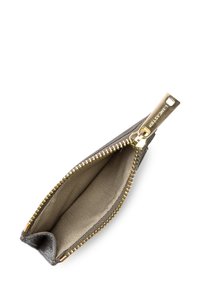 Portafoglio in pelle grigia con texture, dotato di zip dorata e di un interno liscio. Senza tasche esterne. Design compatto per una facile portabilità.