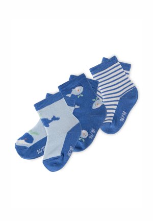 Drei Paar blaue Kleinkind-Socken mit unterschiedlichen Designs: Wale, Fische und weiße und blaue Streifen, nebeneinander angeordnet.