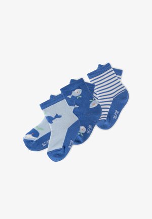Drei Paar blaue Kleinkind-Socken mit unterschiedlichen Designs: Wale, Fische und weiße und blaue Streifen, nebeneinander angeordnet.