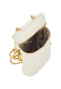 Borsa a tracolla bianca trapuntata con accessori in oro, chiusura con zip e tracolla a catena. Interno foderato in tessuto strutturato.