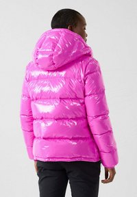 Giacca a vento imbottita rosa brillante e lucida con cappuccio, motivo trapuntato e maniche lunghe. Presenta una texture liscia e lucida e una vestibilità comoda.