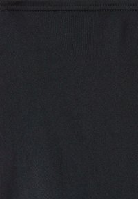 Svart tyg med en slät textur och lätt glans. Har ett tätt vävmönster och förstärkt söm längs kanterna.