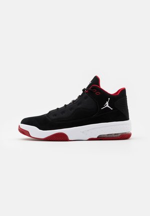 Chaussure de basketball montante noire et rouge avec semelle blanche, panneau latéral en mesh et logo Jumpman blanc sur la zone de la cheville.