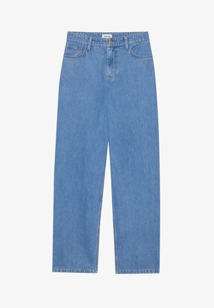 Jeans de mezclilla azul claro con corte recto, diseño de cinco bolsillos, cierre de un solo botón y detalles de costura sutiles en las costuras.